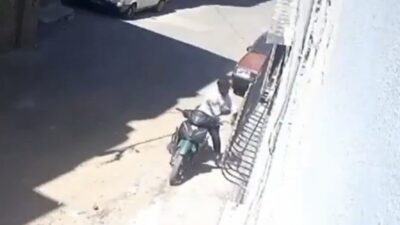 Gaziantep’te motosikletle yanına yanaştığı küçük kızını darbederek saçından sürükleyen baba