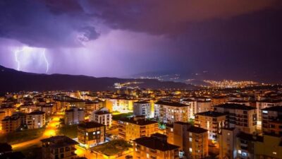 Karabük’te gece saatlerinde gökyüzünü aydınlatan şimşekler, etkileyici görüntüler oluşturdu. Peş
