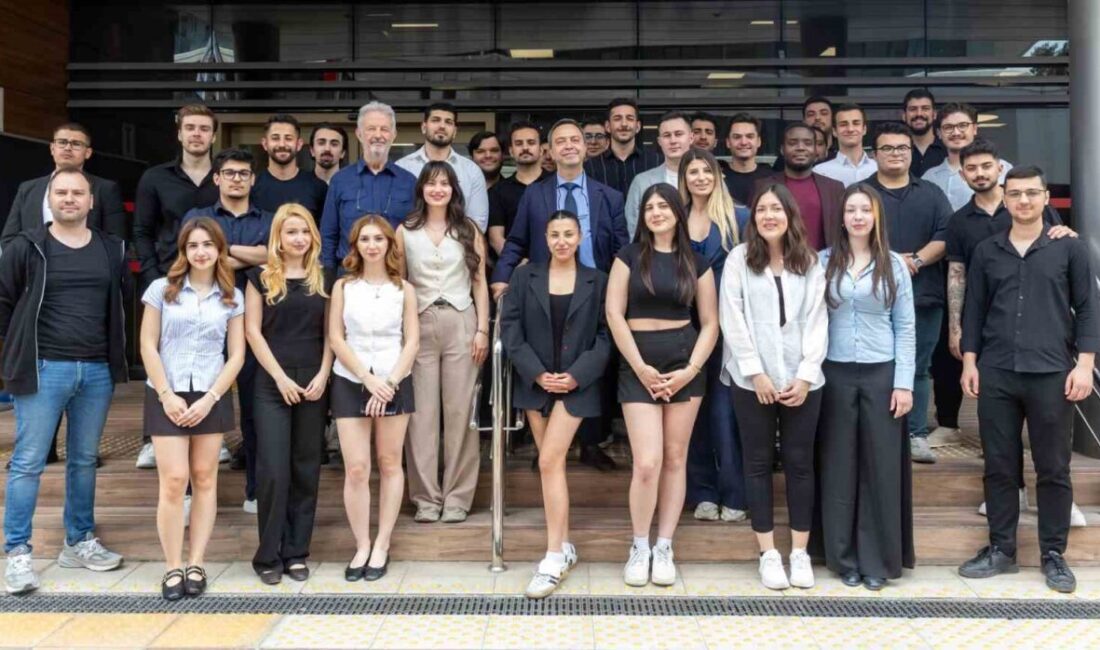 Yaşar Üniversitesi Yönetim Bilişim Sistemleri Bölümü öğrencileri, mezuniyet projeleri sergisinde