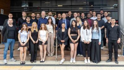 Yaşar Üniversitesi Yönetim Bilişim Sistemleri Bölümü öğrencileri, mezuniyet projeleri sergisinde