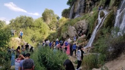 Erzincan’ın doğal güzellikleri arasında yer alan Girlevik Şelalesi, Kurban Bayramı