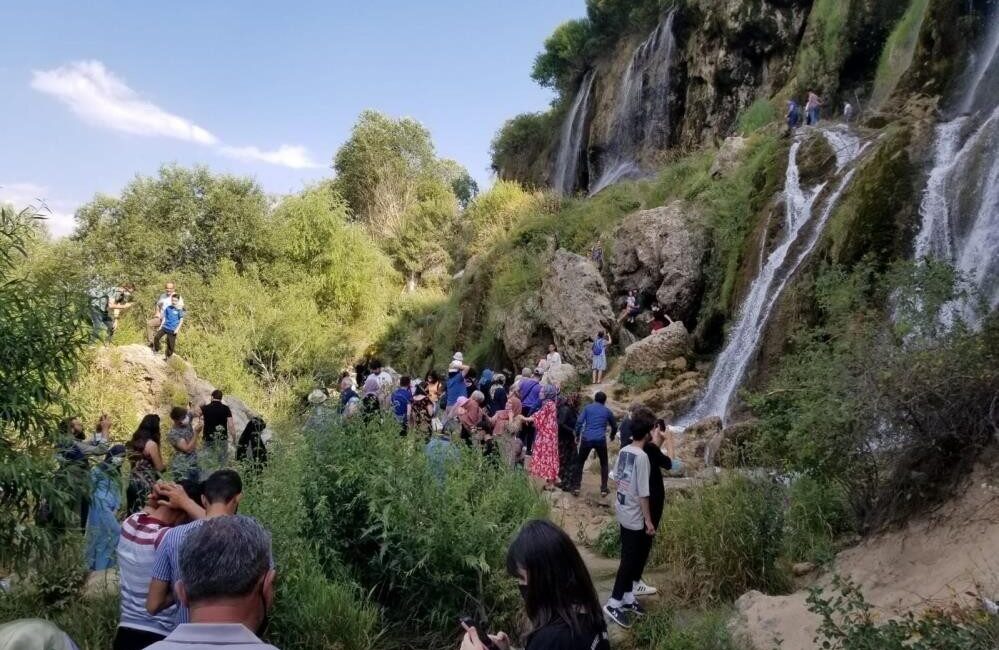 Erzincan’ın doğal güzellikleri arasında yer alan Girlevik Şelalesi, Kurban Bayramı