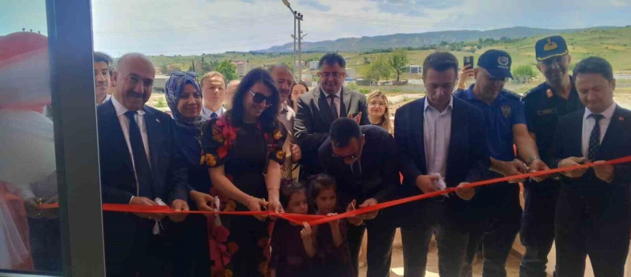 Adıyaman Gölbaşı Halk Eğitimi Merkezi tarafından düzenlenen yılsonu sergisi, Kaymakam