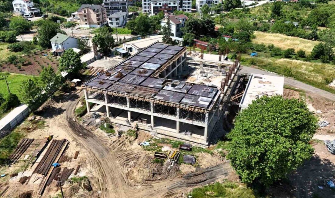 Gölcük İhsaniye Mahallesi’nde inşa edilen spor kompleksinde çalışmalar sürüyor. İçerisinde