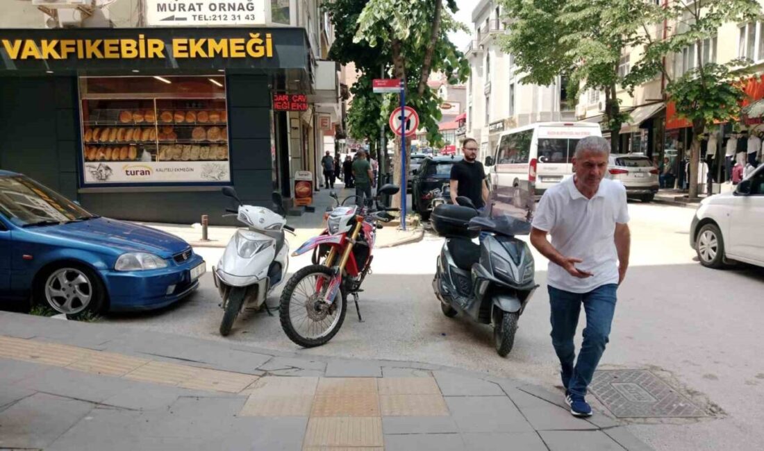 Bilecik’te yayaların yürüme güzergahı üzerine park eden araçlar yayaları çileden