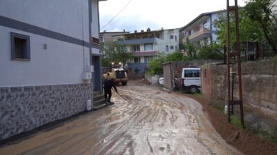 Gümüşhane’de etkili olan sağanak yağışın ardından meydana gelen sel nedeniyle