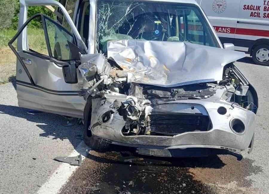 Niğde’nin Çamardı ilçesine bağlı Yelatan mevkiinde meydana gelen trafik kazasında
