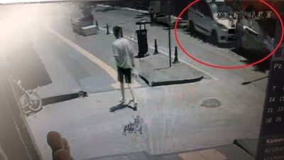 Antalya’nın Manavgat ilçesinde hafif ticari araçların çarpıştığı kaza anı bir