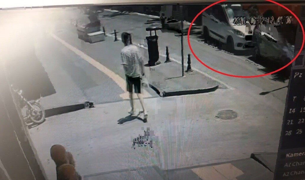 Antalya’nın Manavgat ilçesinde hafif ticari araçların çarpıştığı kaza anı bir