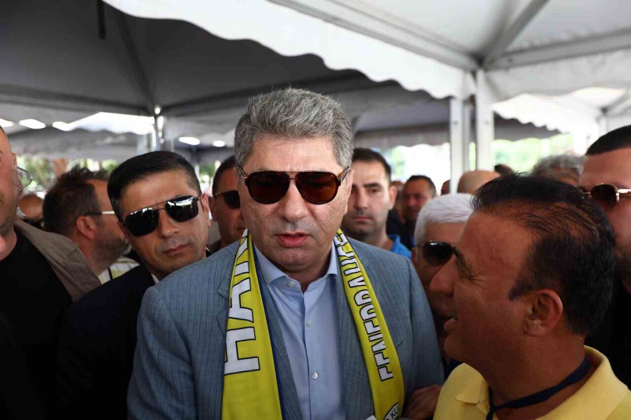 Fenerbahçe Başkan Adayı Hakan Safi, basın mensuplarına yaptığı açıklamada, kongreye
