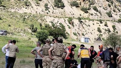 Hakkari-Van karayolu üzerinde bulunan Zap suyuna düşen bir kişi hayatını