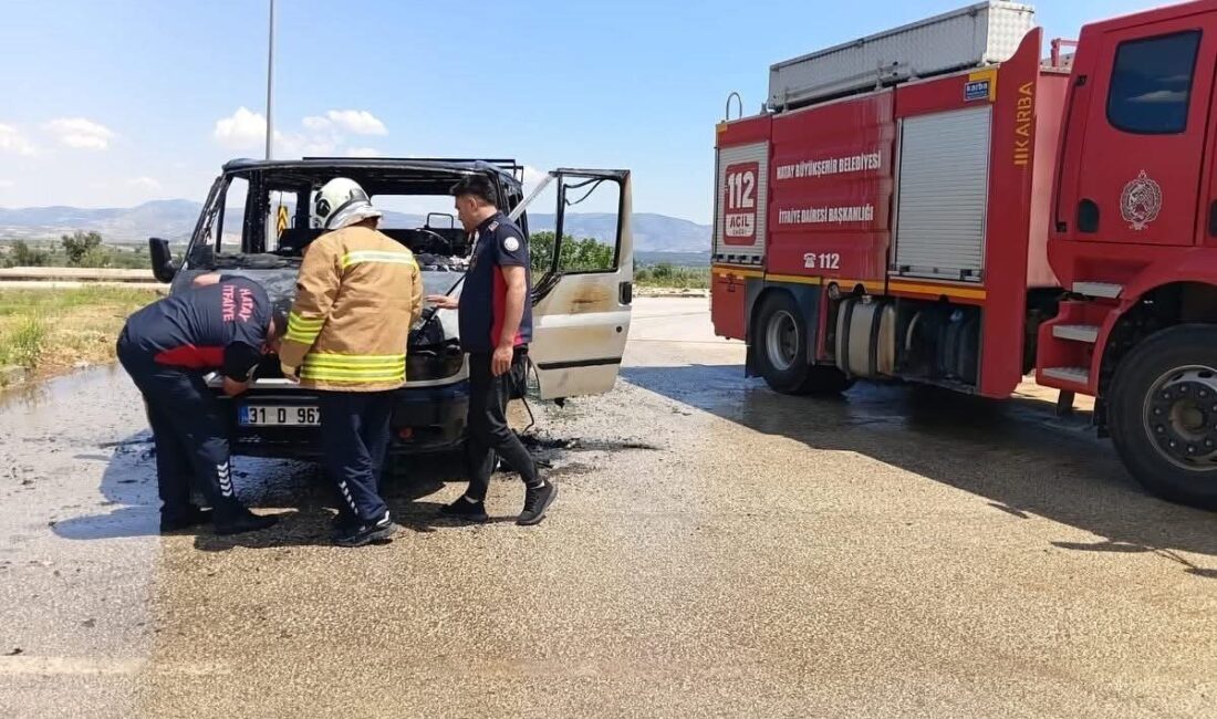 Hatay’da seyir halindeyken motor kısmı alevlere teslim olan minibüs kullanılmaz