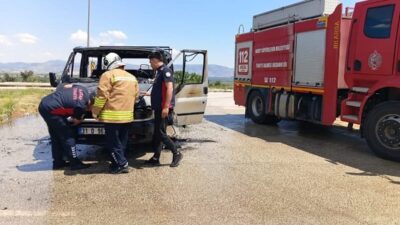 Hatay’da seyir halindeyken motor kısmı alevlere teslim olan minibüs kullanılmaz