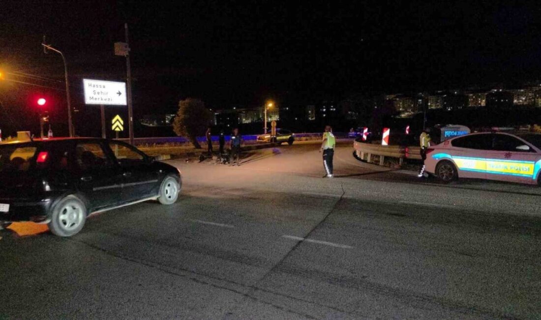 Hatay’ın Hassa ilçesinde otomobille çarpışan motosikletteki 2 kişiden 1’i hayatını