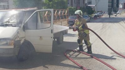 Hatay’ın Samandağ ilçesinde seyir halindeki kamyonet alevlere teslim oldu. Yangın,