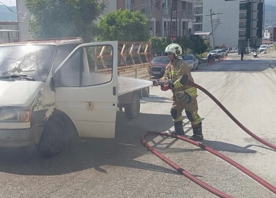 Hatay’ın Samandağ ilçesinde seyir halindeki kamyonet alevlere teslim oldu. Yangın,