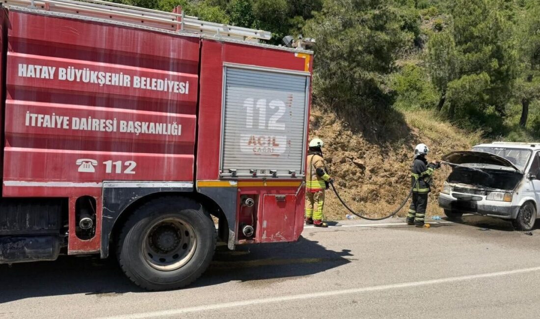 Hatay’ın Kırıkhan ilçesinde seyir halindeyken motor kısmında yangın çıkan otomobil,