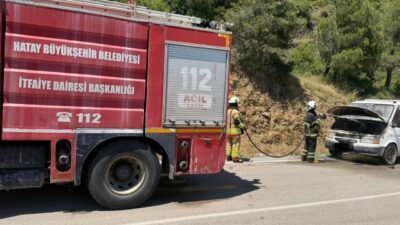 Hatay’ın Kırıkhan ilçesinde seyir halindeyken motor kısmında yangın çıkan otomobil,