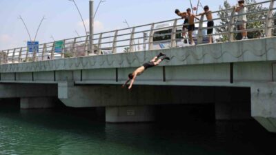 Adana’da havaların ısınmasıyla birlikte çocuklar ve gençler, ölüm tehlikesine rağmen