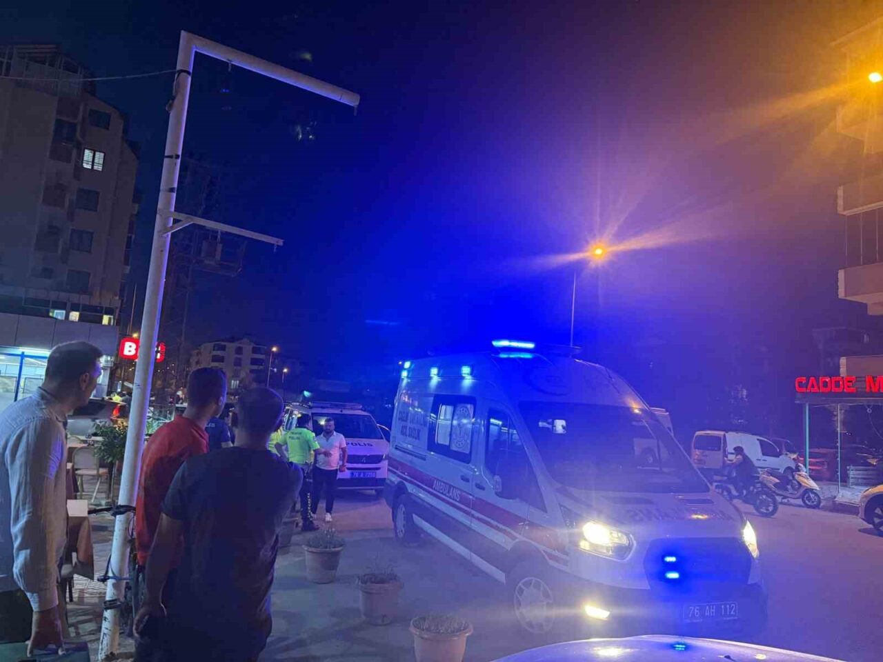 Iğdır’ın Bağlar Mahallesi’nde meydana gelen trafik kazasında, yolun karşısına geçmeye