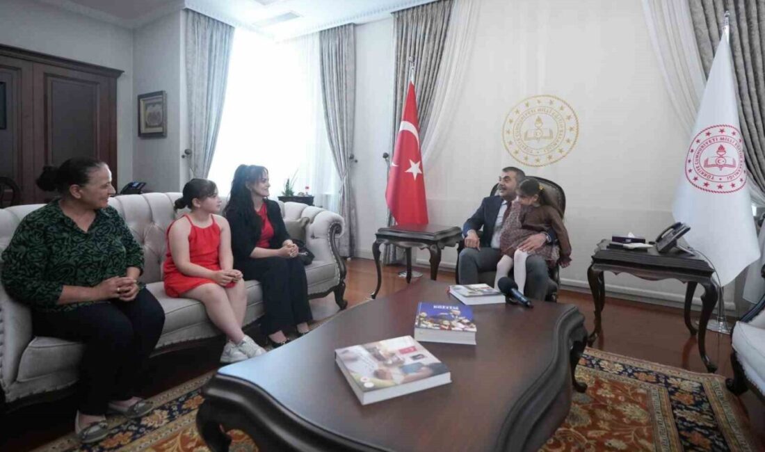 Çaldığı 10 farklı enstrümanla ve güzel sesiyle İhlas Haber Ajansı’nın