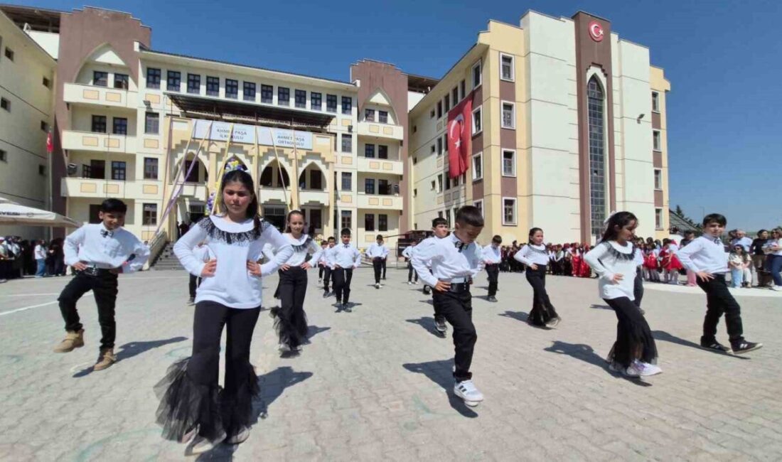 Kayseri’de Ahmetpaşa İlköğretim Okulu’nda düzenlenen Yaza Merhaba Şöleni’nde öğrenciler, öğretmenler