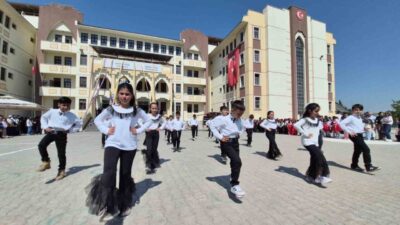 Kayseri’de Ahmetpaşa İlköğretim Okulu’nda düzenlenen Yaza Merhaba Şöleni’nde öğrenciler, öğretmenler