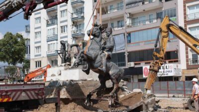 Aydın’ın İncirliova ilçesinde yürütülen Cumhuriyet Meydanı projesi kapsamında meydanda bulunan