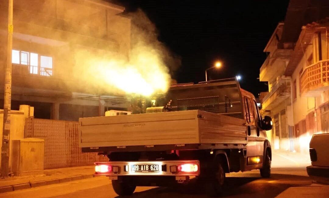İncirliova Belediyesi ekipleri, vatandaşların sağlığını korumak amacıyla mahallelerde gece ilaçlama