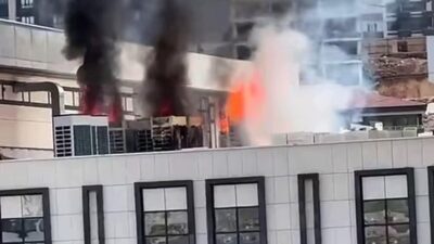 Gaziantep’in Şahinbey ilçesinde yapımı devam eden hükumet konağının çatısında yangın