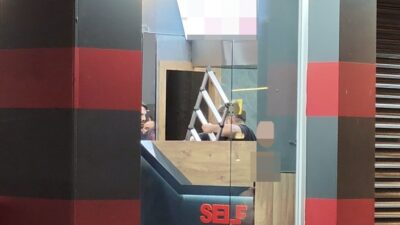Antalya’nın Kepez ilçesinde iş yerinde yük asansöründen düşen dönerci yaralandı.