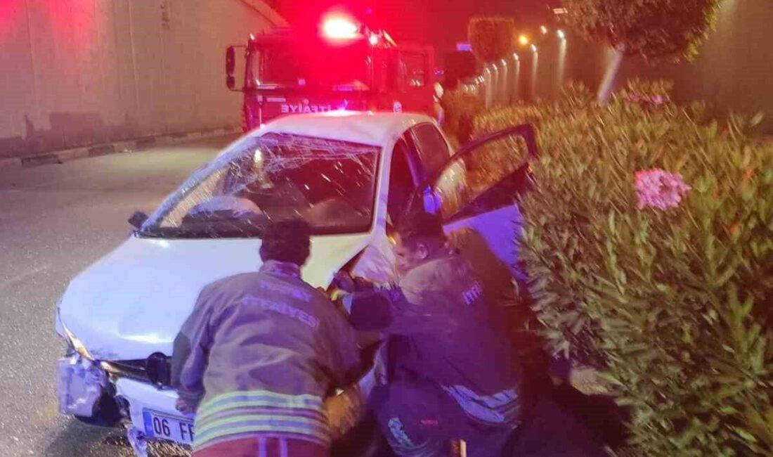 Hatay’ın İskenderun ilçesinde alt geçitte yol kenarında bulunan duvara çarpan