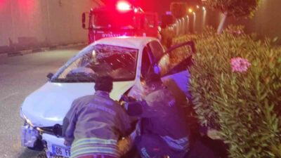Hatay’ın İskenderun ilçesinde alt geçitte yol kenarında bulunan duvara çarpan