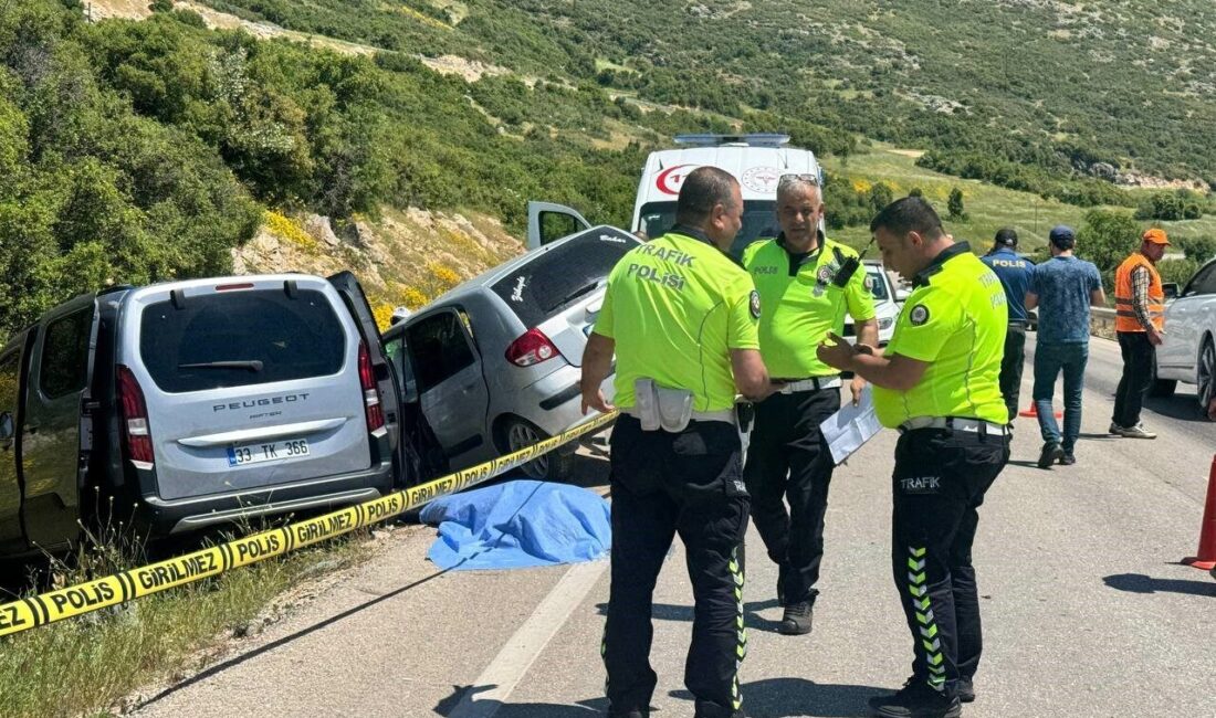 Isparta’nın Eğirdir ilçesinde iki otomobilin çarpışması sonucu meydana gelen trafik