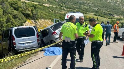 Isparta’nın Eğirdir ilçesinde iki otomobilin çarpışması sonucu meydana gelen trafik