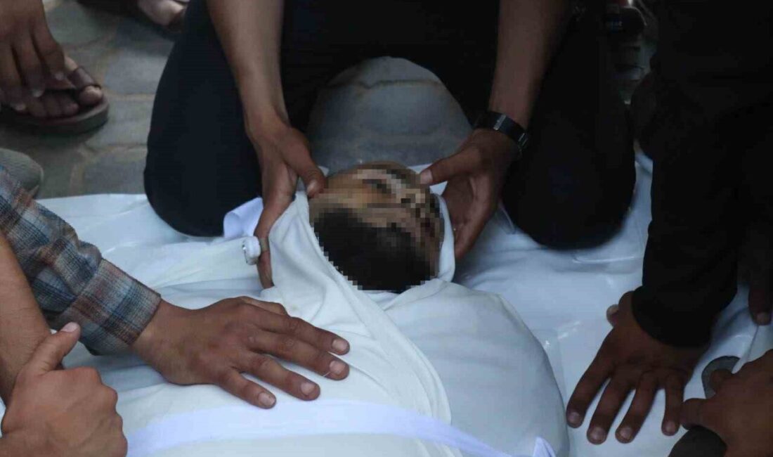 İsrail’in Gazze Şehri’nde yerinden edilen sivillerin bulunduğu bir yerleşim yerine