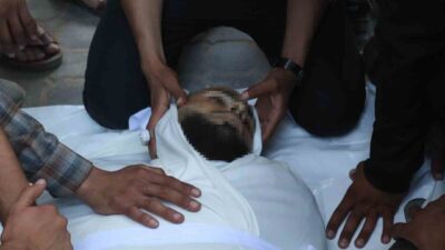 İsrail’in Gazze Şehri’nde yerinden edilen sivillerin bulunduğu bir yerleşim yerine