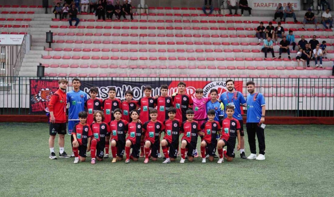 İstanbul Kastamonuspor U13 takımı, ligin bitimine bir hafta kala şampiyonluğunu
