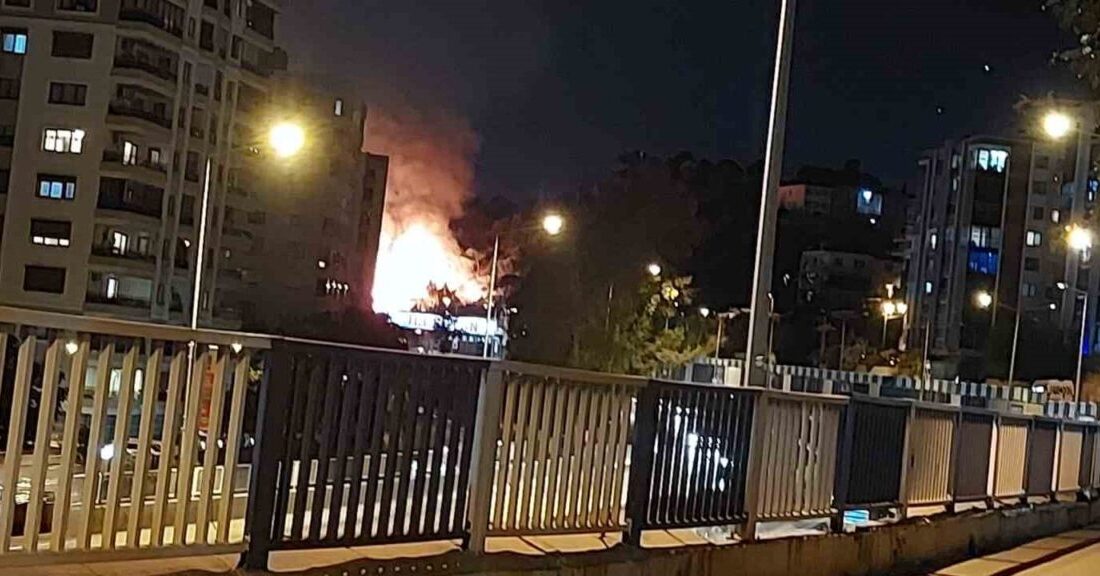 İzmir’in Bayraklı ilçesinde otluk alanda yangın çıktı. İtfaiye ekiplerinin yangına