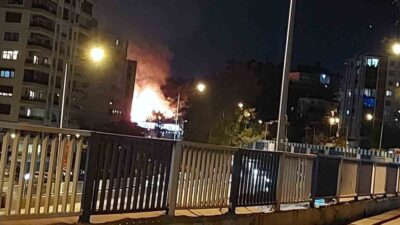 İzmir’in Bayraklı ilçesinde otluk alanda yangın çıktı. İtfaiye ekiplerinin yangına