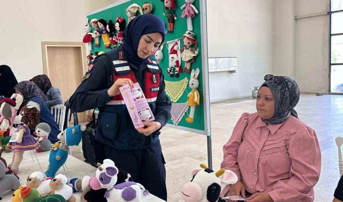 Afyonkarahisar’da jandarma ekipleri tarafından kadına şiddetle mücadele çerçevesinde vatandaşlara bilgilendirme