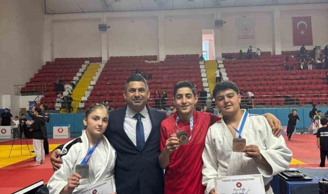 Sivaslı judocular Belinay Kavak, Yusuf Emir Yanık ve Yiğitalp Çakır,