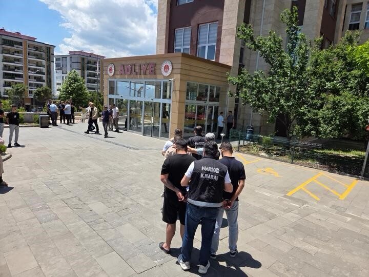 Kahramanmaraş’ta polis ekiplerince uyuşturucu madde ticareti yaptığı belirlenen şüphelilere yönelik