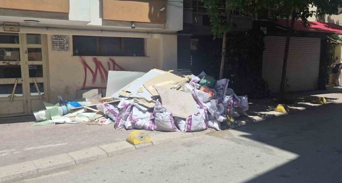 Eskişehir’de bir sokaktaki kaldırıma adeta sorumsuzca bırakılan inşaat artıkları vatandaşların