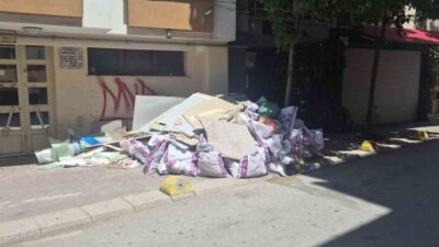 Eskişehir’de bir sokaktaki kaldırıma adeta sorumsuzca bırakılan inşaat artıkları vatandaşların