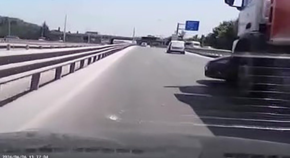 Kocaeli’nin Başiskele ilçesinde kamyonla çarpışan otomobil, kamyonun önünde metrelerce sürüklendi.