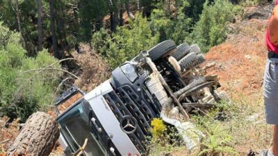 Muğla’nın Datça ilçesinde kamyonun uçuruma yuvarlanması sonucu meydana gelen trafik