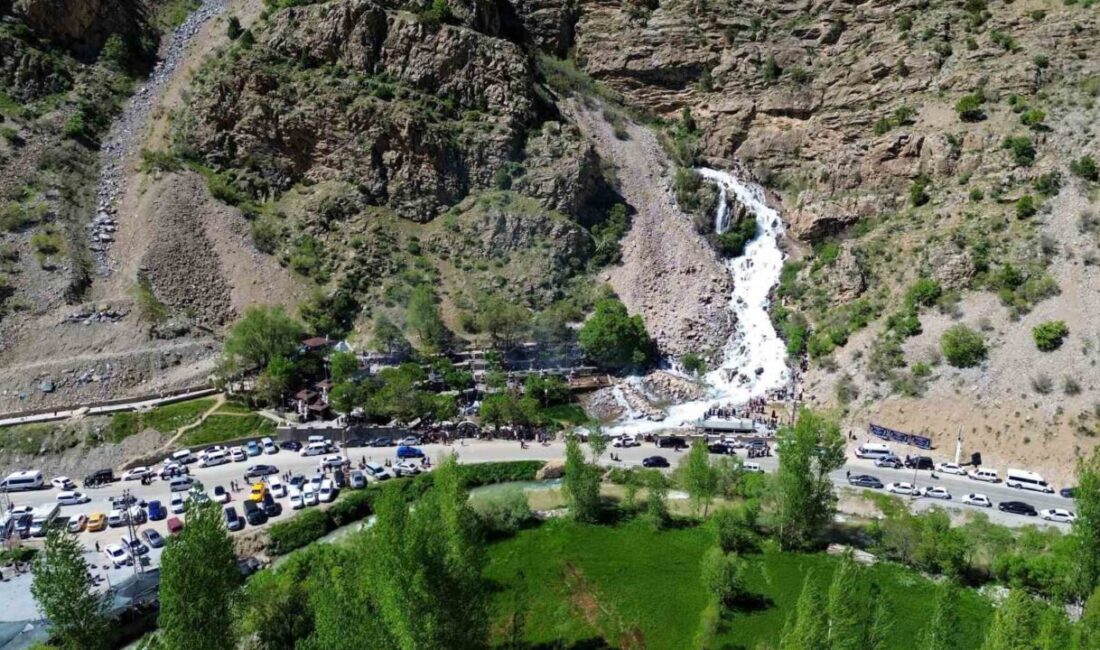 Van’ın Çatak ilçesinde bulunan Kanispi Şelalesi, Kurban Bayramı tatili dolayısıyla
