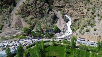 Van’ın Çatak ilçesinde bulunan Kanispi Şelalesi, Kurban Bayramı tatili dolayısıyla