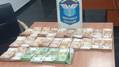 Edirne Kapıkule karşısındaki Bulgaristan gümrüğünde, Türkiye’ye gelen 2 ayrı otomobilde